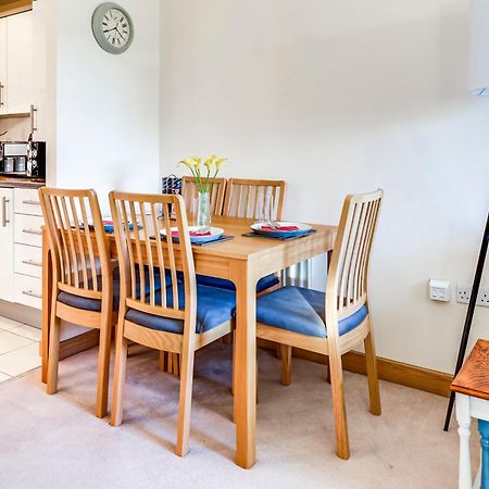 Entire 2 Bed Flat Contractors Families And Relocators Lejlighed Ware Eksteriør billede
