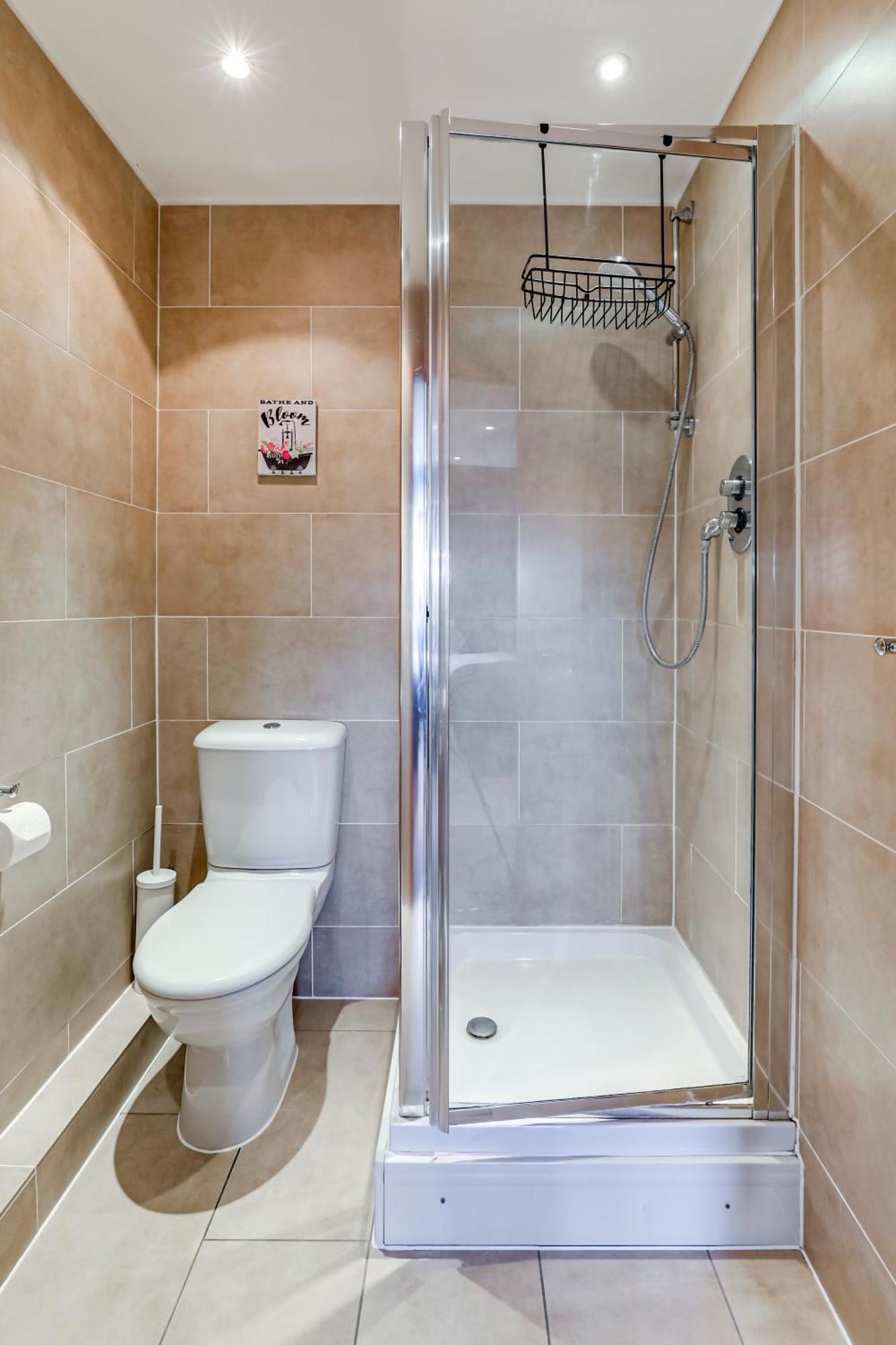 Entire 2 Bed Flat Contractors Families And Relocators Lejlighed Ware Eksteriør billede
