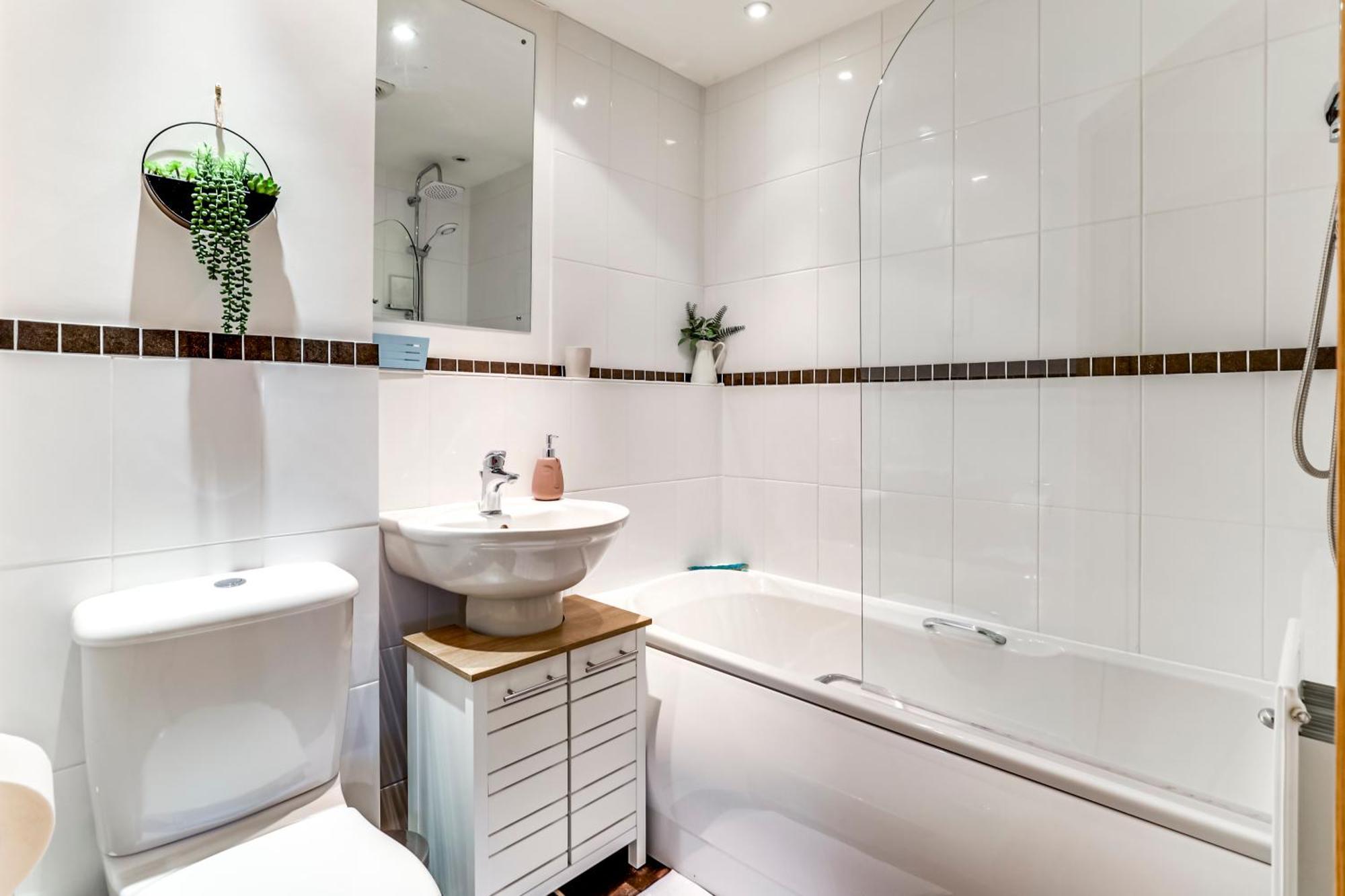 Entire 2 Bed Flat Contractors Families And Relocators Lejlighed Ware Eksteriør billede