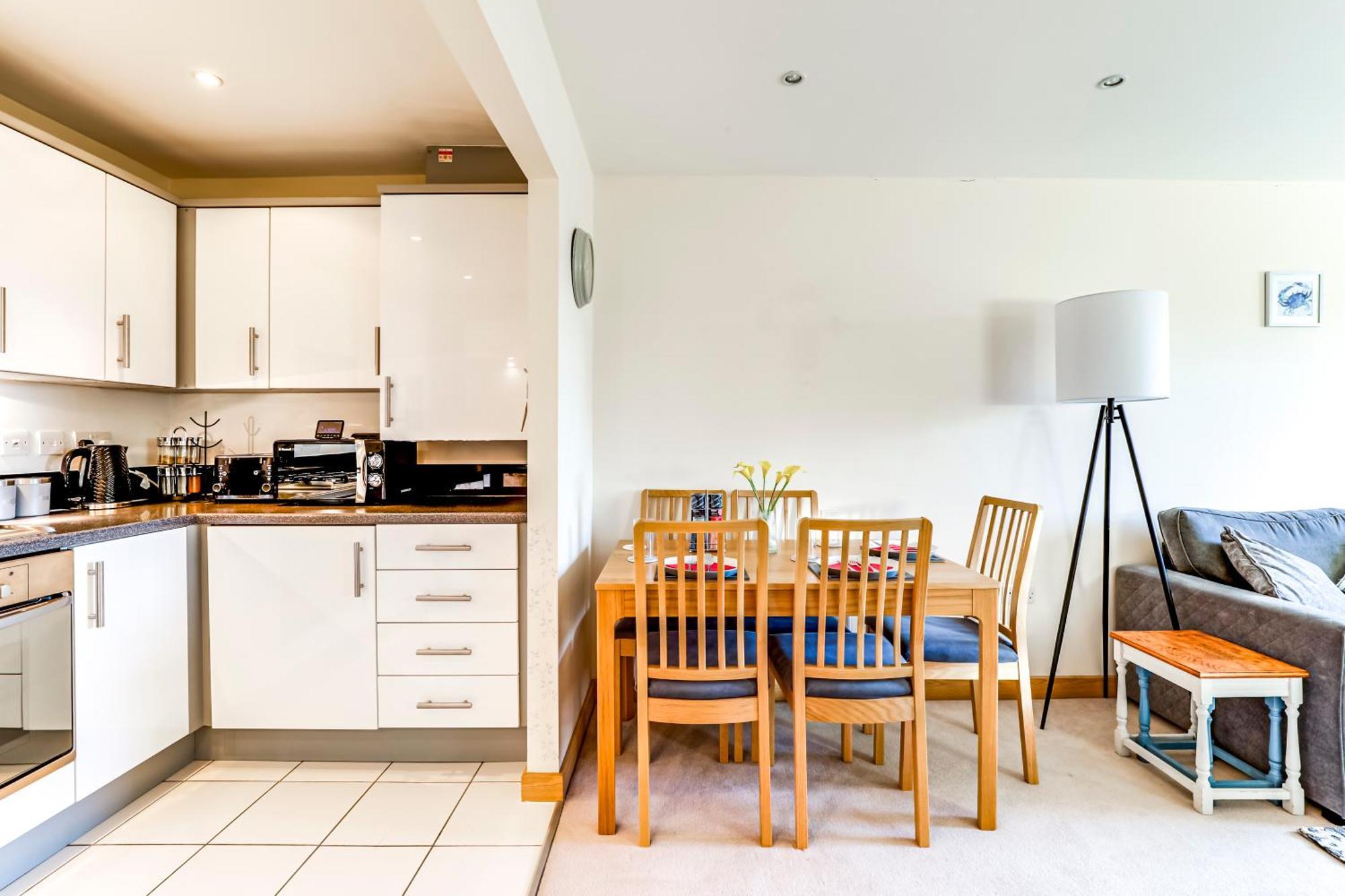 Entire 2 Bed Flat Contractors Families And Relocators Lejlighed Ware Eksteriør billede