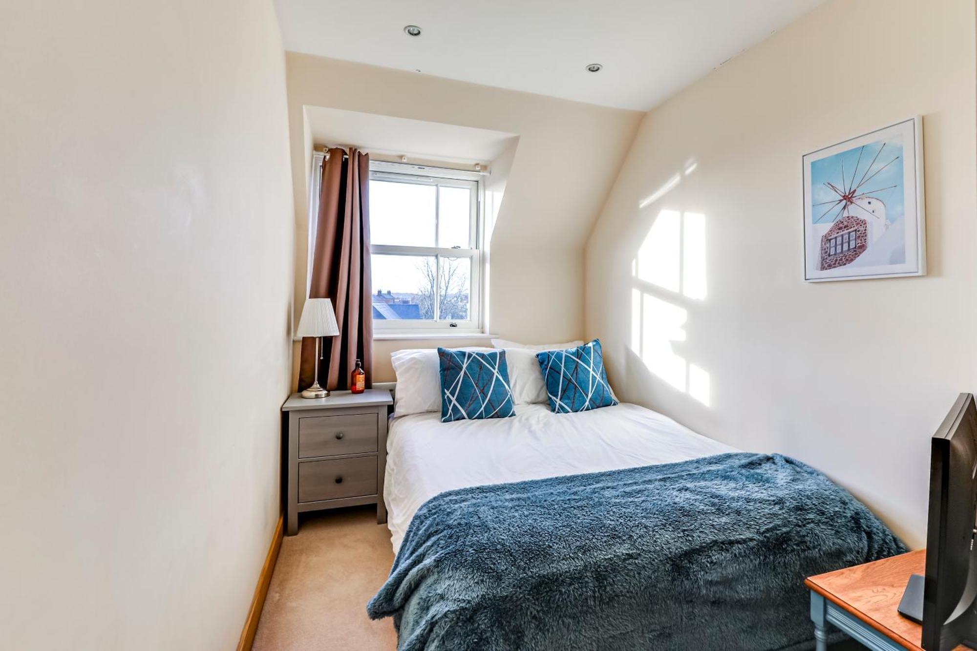 Entire 2 Bed Flat Contractors Families And Relocators Lejlighed Ware Eksteriør billede